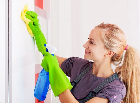Professional carpet cleaning service preparing a local home carpet for deep cleaning